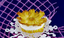 Cupcakes cu mascarpone si flori din ananas