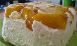 Desert cu iaurt , piersici si ananas