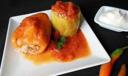 Dovlecei si ardei umpluti cu sos de rosii