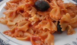 Farfalle cu busuioc, sos de rosii si masline