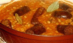 Fasole boabe cu slaninuta afumata si carnati