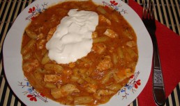 Fasole scazuta cu piept de pui