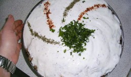 Fatteh-Pui cu orez in iaurt usturoiat pe pat de lipie