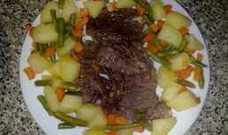 File de vitel cu garnitura de legume.