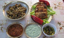 Fileu de peste prajit cu garnitura de rosii scazute si cartofi prajiti (Mfarakeh)