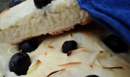 Focaccia cu ceapa si masline