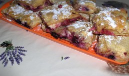 Foietaj cu fructe de p~adure