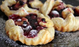 Foietaj cu visine,banane si lichior de cocos