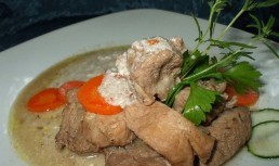 Fricass'ee de ca"ion/Carne de porc in sos de vin