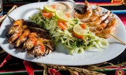 Frigarui de creveti la gratar cu salata de varza si avocado