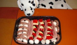 Friptura de porc cu carnaciori si legume la cuptor