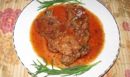 Friptura de vitel cu sos rosu si tarhon