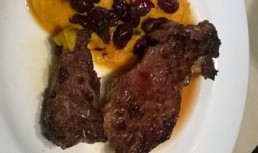 Friptura de vitel frageda si piure de cartofi dulci cu merisoare