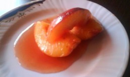 Fructe in sos de caramel cu inghetata