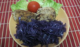 Galuste de cartofi umplute cu branza , cu garnitura de varza rosie