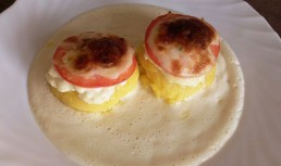 Gogoase din mamaliga in sos cu cascaval