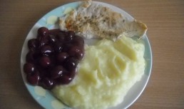 Gratar cu piure de cartofi si sos de visine