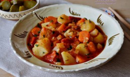 Gulyas de cartofi cu legume