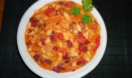 Iahnie de fasole alb-rosie cu ardei