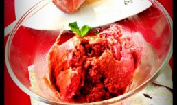 Iaurt ^inghetat cu zmeura si sirop de menta