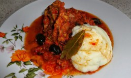 Iepure cu masline si sos de rosii