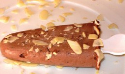 Inghetata de cacao cu fulgi de migdale pe bat