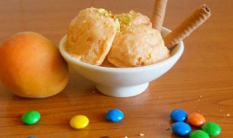 Inghetata de caise cu fistic