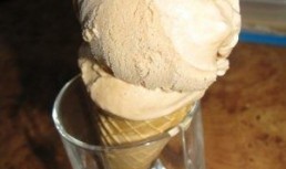 Inghetata de ciocolata cu crema de iaurt si fructe