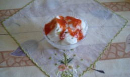 Inghetata de frisca cu nuci, alune,  stafide si smochine si sos de capsuni