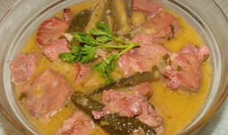 Limba in sos de smantana cu castraveciori murati