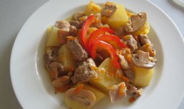Mancare de cartofi cu carne la Multicooker