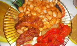 Mancare de fasole boabe cu costita afumata