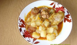 Mancarica de cartofi cu carne de pui si carnaciori