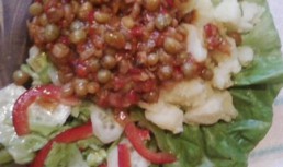 Mazare cu garnitura de cartofi si salata