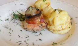 Medalioane de pui cu bezele de cartofi