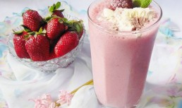 Milkshake cu zmeura, capsuni si inghetata