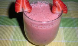 Milkshake de căpșuni și kiwi - simplu, bun și răcoritor