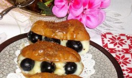 Mini eclere cu crema de vanilie si struguri