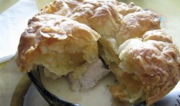 Mini-placinte cu carne de pui, ceapa si tarhon