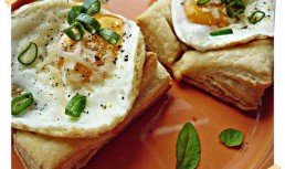 Mini tarte cu branza, parmezan si ou