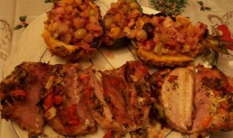 Muschi de porc cu  baby ananas umplut cu fructe