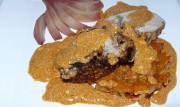 Muschi de porc in crusta de alune, umplut cu prune uscate