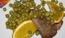 Muschi de vita cu mazare si sos de portocale