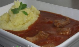 Muschi de vita in sos rosu