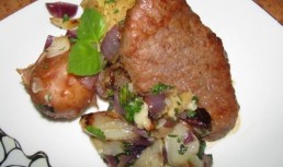 Muschi de vita la gratar cu ceapa, usturoi si cartofi copti in coaja