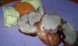 Muschiulet de porc impletit servit cu diferite feluri de piure-uri