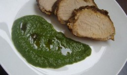 Muschiulet de porc in crusta de condimente cu piure de spanac