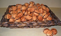 Nuci umplute cu crema de ciocolata