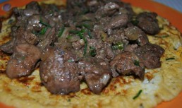 Omlet~a umplut~a cu ficat de pui