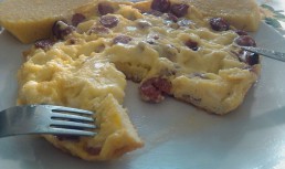 Omleta cu carnati si branza de burduf